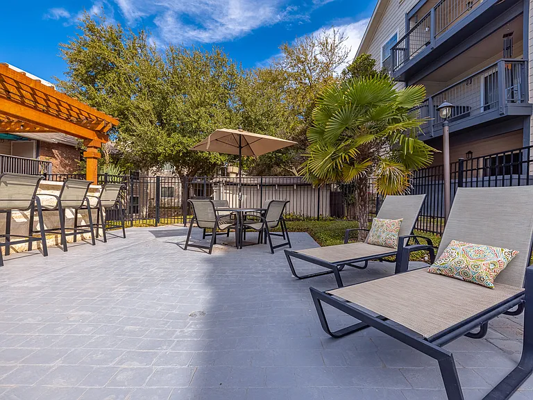 City Crest Apartments — Photo 14