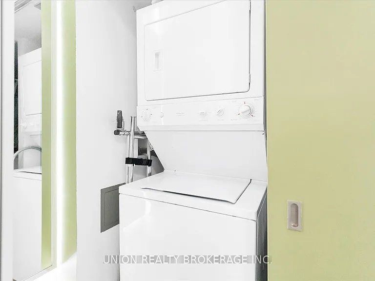 569 King St E #404 — Photo 24