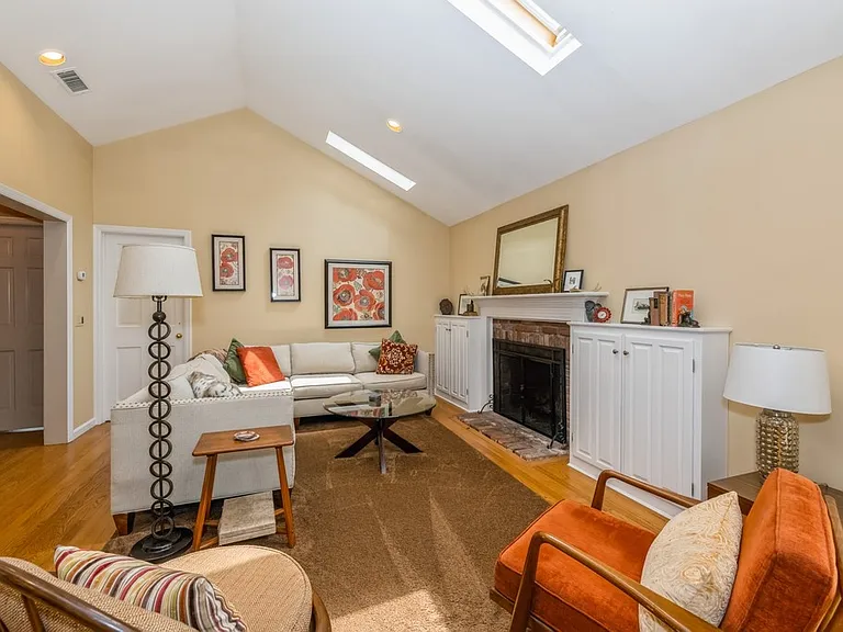 102 Hand Ln — Photo 6