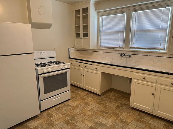 3rd image of 526 & 1/2 Park St #1-2