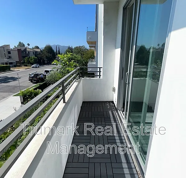 11408 Sarah St #205 — Photo 9