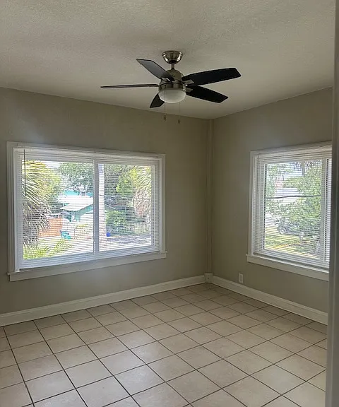 320 S Riverside Dr — Photo 8