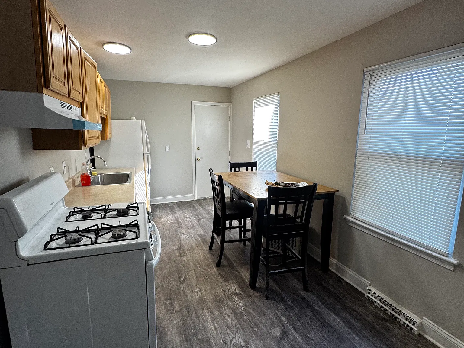 3 bed, 1100 sqft, $1,700 — Photo 4
