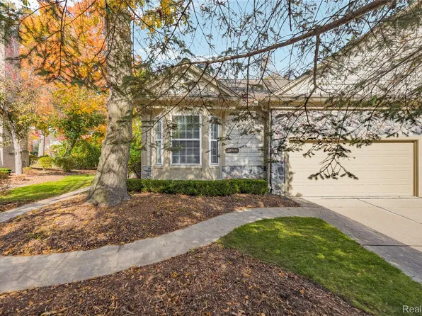 39560 Dun Rovin Dr, Northville, MI 48168