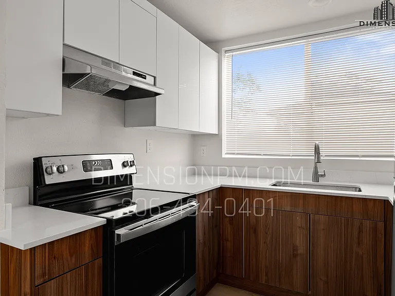 402 W 1st St — Photo 12