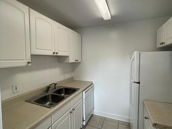 4th image of 2817 W Horatio St #4
