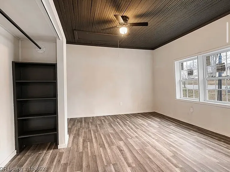 211 W Houston St — Photo 10