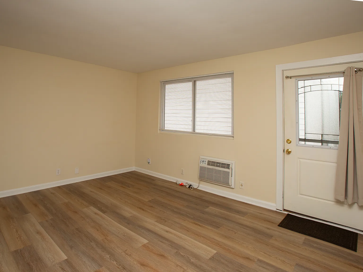 2 bed, 900 sqft, $1,400 — Photo 2