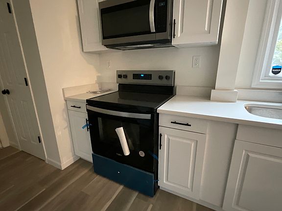 5th image of 940 Woodlawn Ave