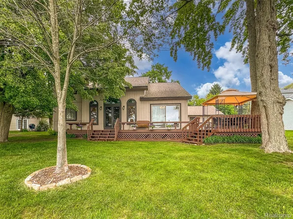 3541 Highland Blvd, Highland, MI 48356