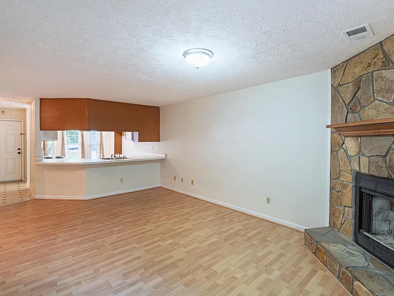 5640 Waterford Ct — Photo 5