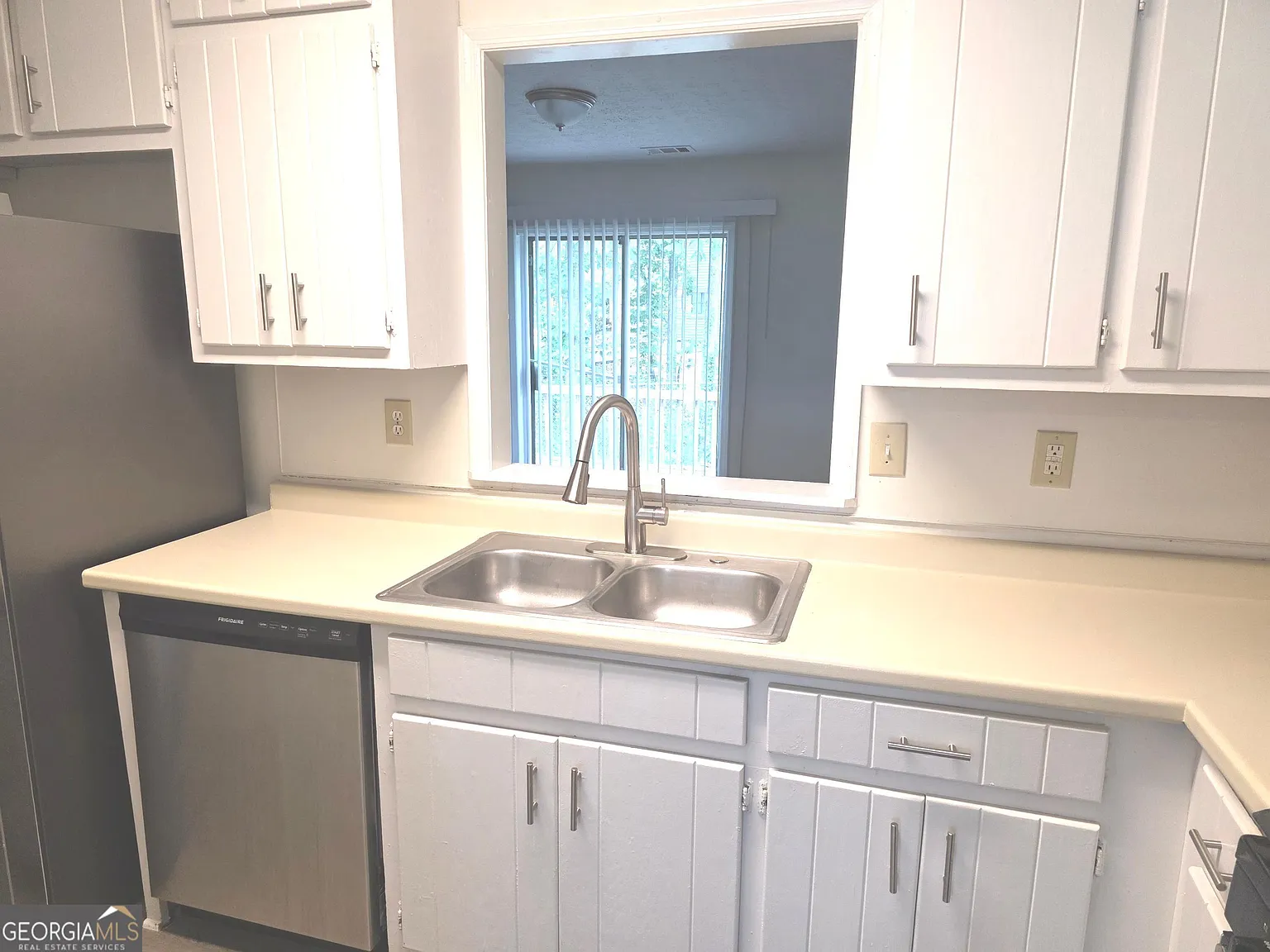 2 bed, 2.5 bath, 1400 sqft, $1,400 — Photo 3