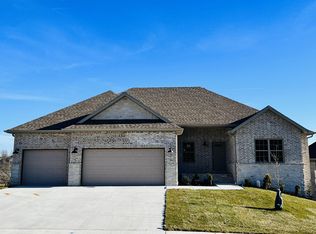 5870 S Meadowood Ave, Springfield, MO 65810