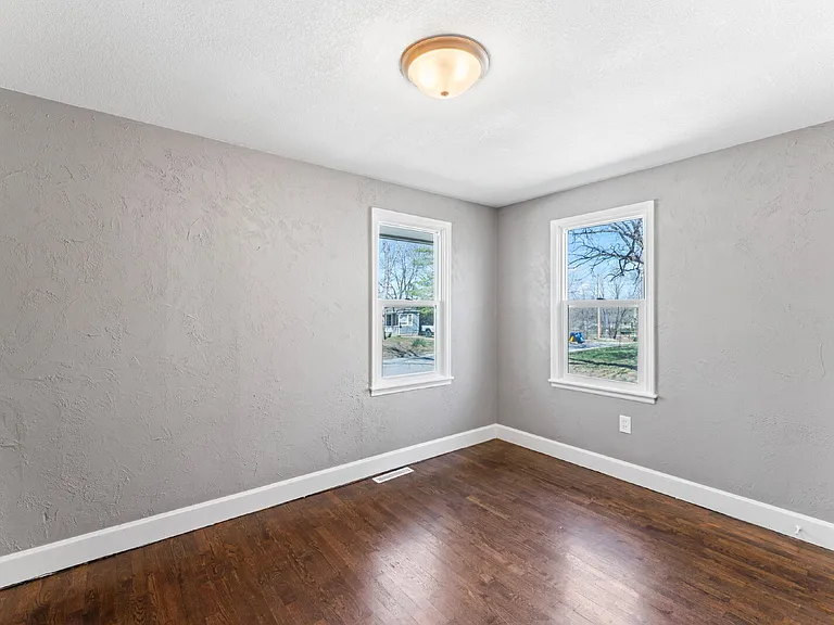 33085 W 82nd St — Photo 15