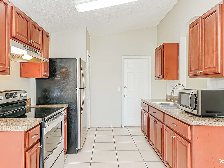 2980 N Huron Dr — Photo 2