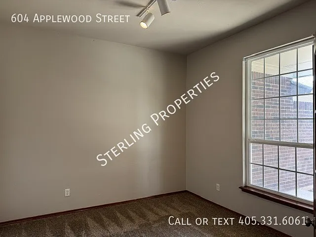 604 Applewood St — Photo 6