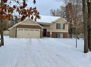 9710 Pine Island Dr NE, Sparta, MI 49345