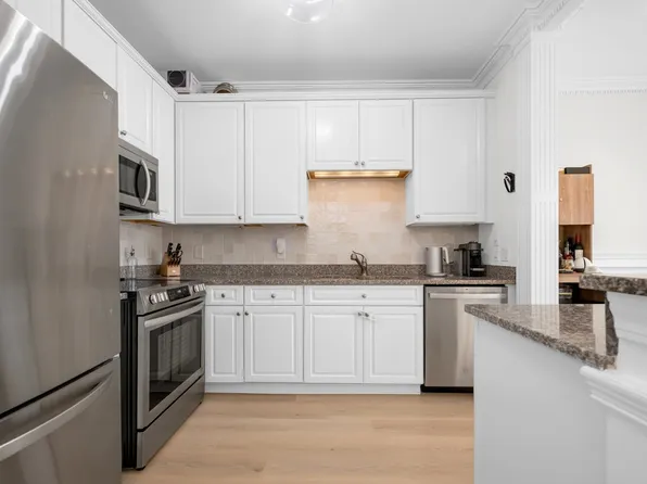 22 Avenue At Port Imperial image 8 of 31