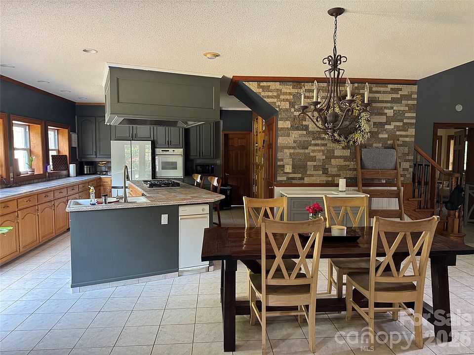 2nd image of 176 Eeb Ln