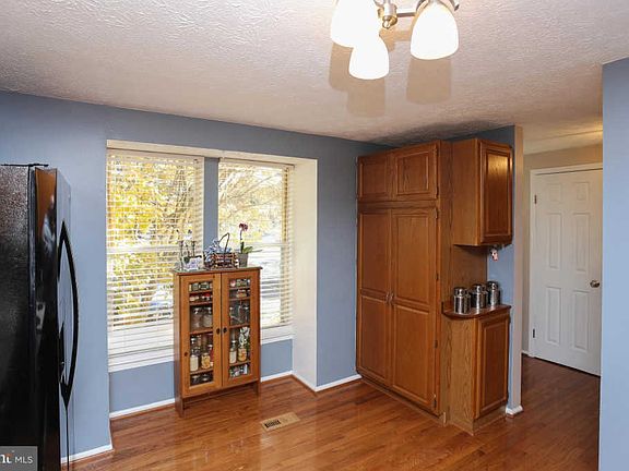 4th image of 562 Bay Dale Ct