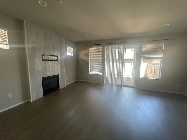 3 bed, 2.5 bath, 1924 sqft, $2,650 — Photo 2