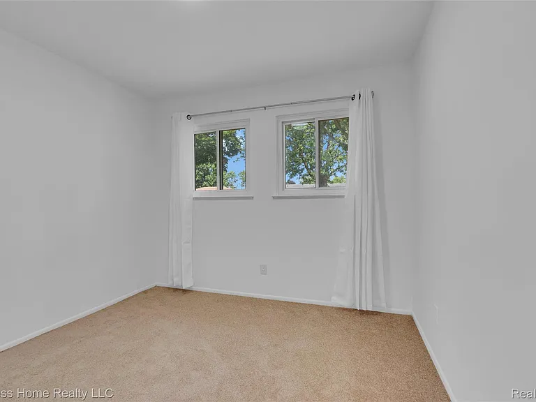 25217 Roan Ave — Photo 14