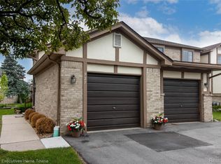 929 Country Club Dr, Saint Clair Shores, MI