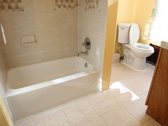 5th image of 236 Jefferson Ave #2R