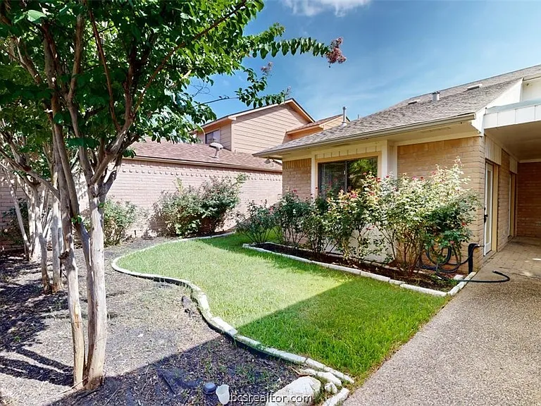 3004 Gleneagles Ct — Photo 2