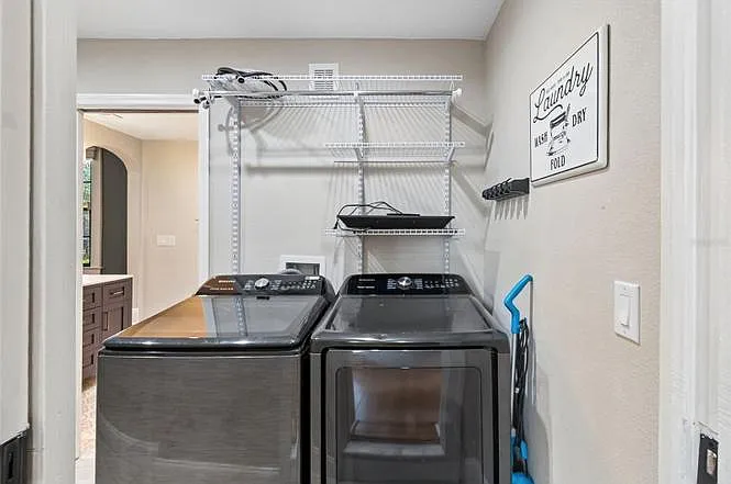 310 E Paris St — Photo 11