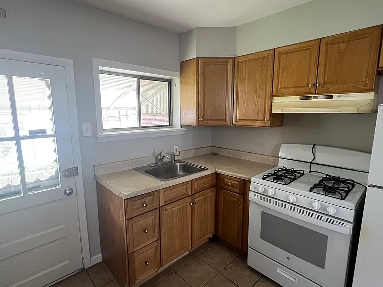 2062 Bridge St — Photo 3