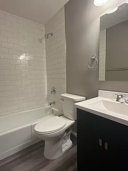 1330 F — Photo 2