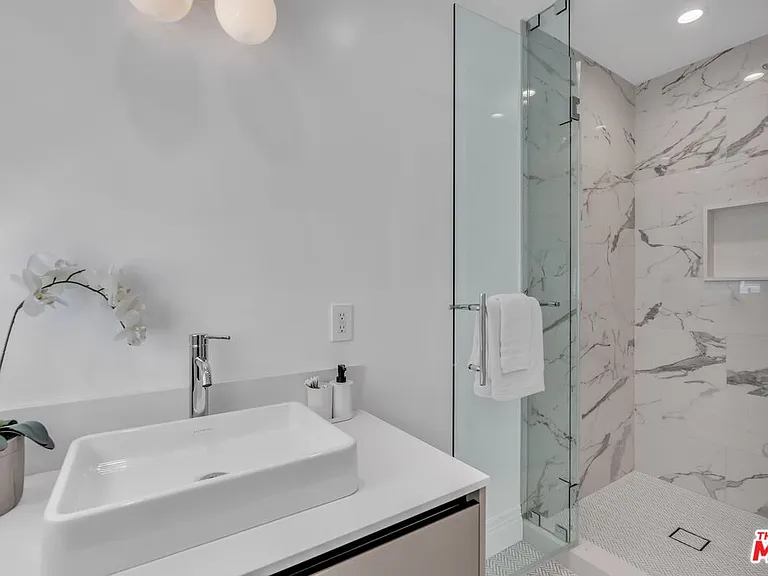 135 S Linden Dr — Photo 34