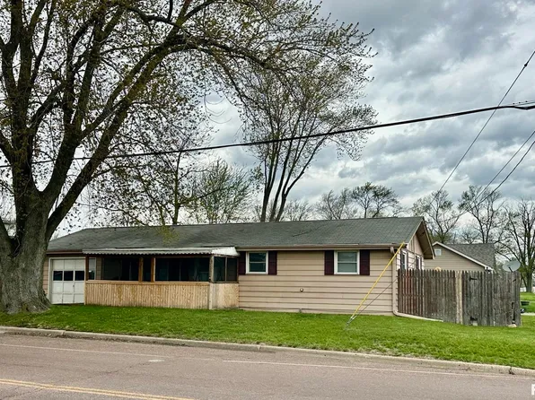 443 Rusche St, Creve Coeur, IL 61610