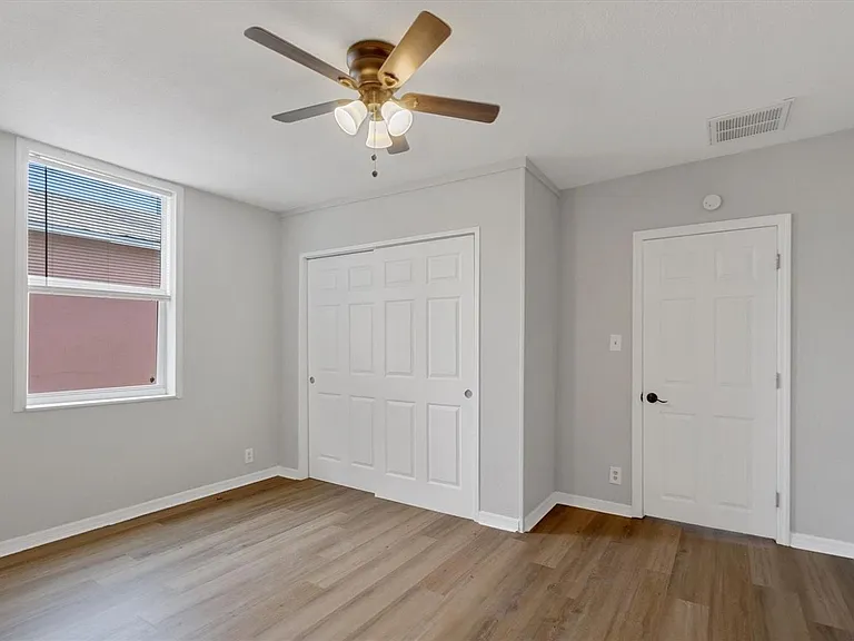 2406 E Clark St — Photo 38
