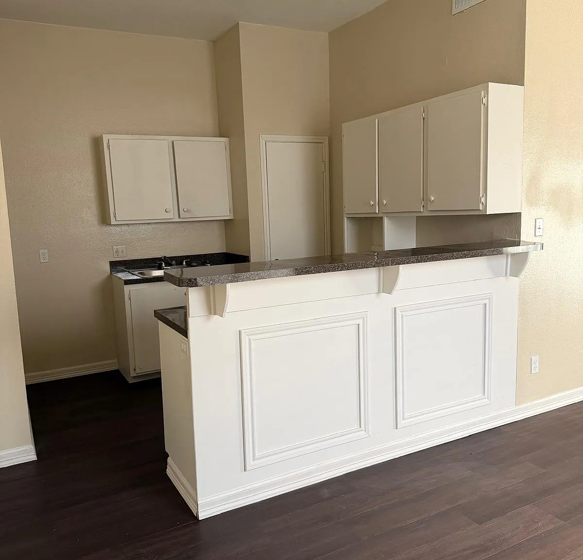 Colonial Square Apartments - 1109-B — Photo 3