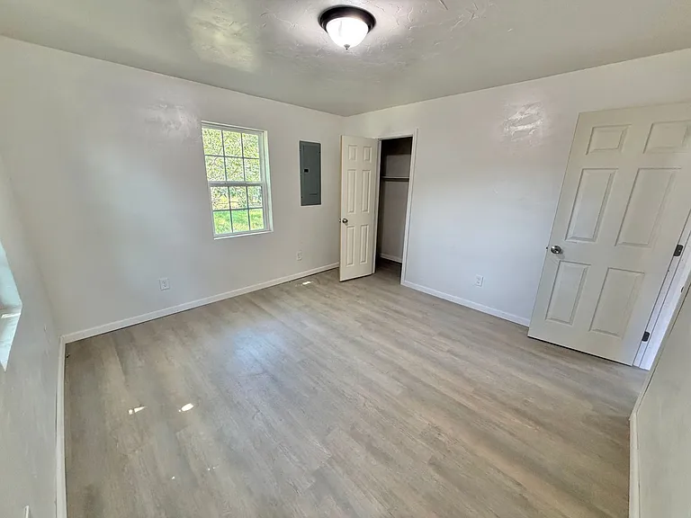 920 SW 47th St — Photo 11