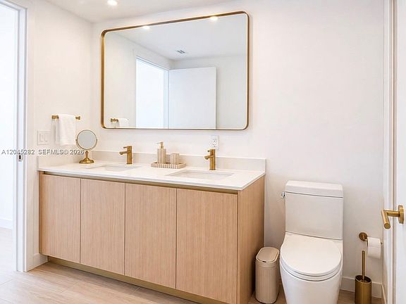 5th image of 90 NE 32nd St #906