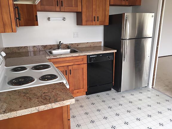 4th image of 651 10th Ave APT 3