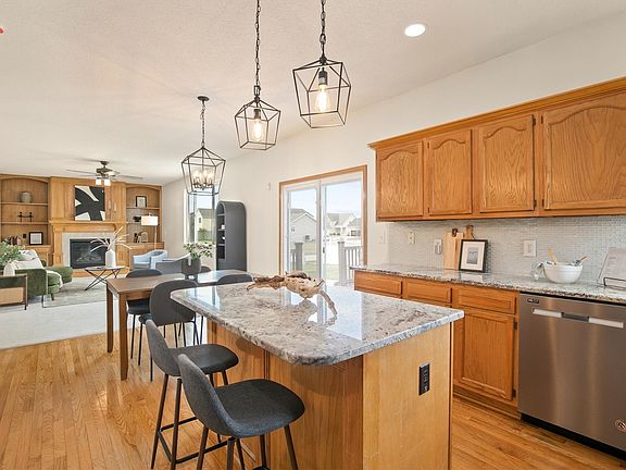 5th image of 610 SE Carefree Ln
