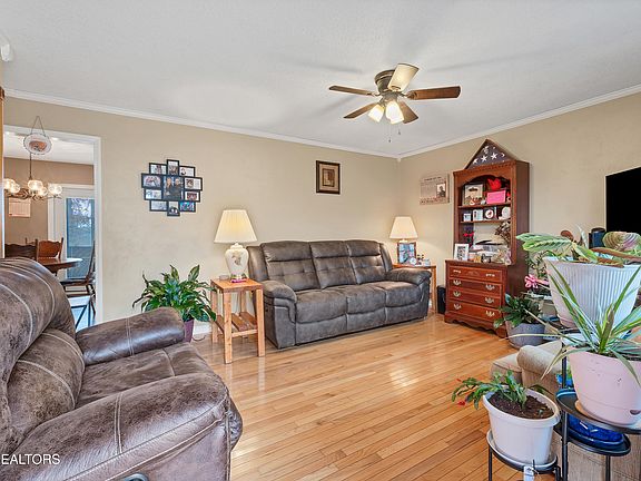 5th image of 923 Panorama Dr