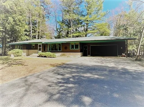 N494 River Dr, Menominee, MI 49858