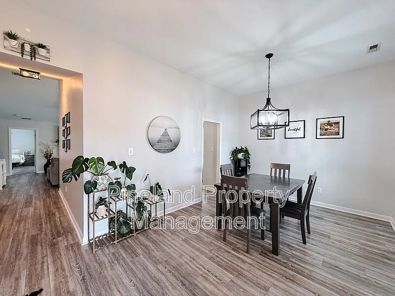 3 bed, 2.0 bath, 1989 sqft, $1,900 — Photo 3