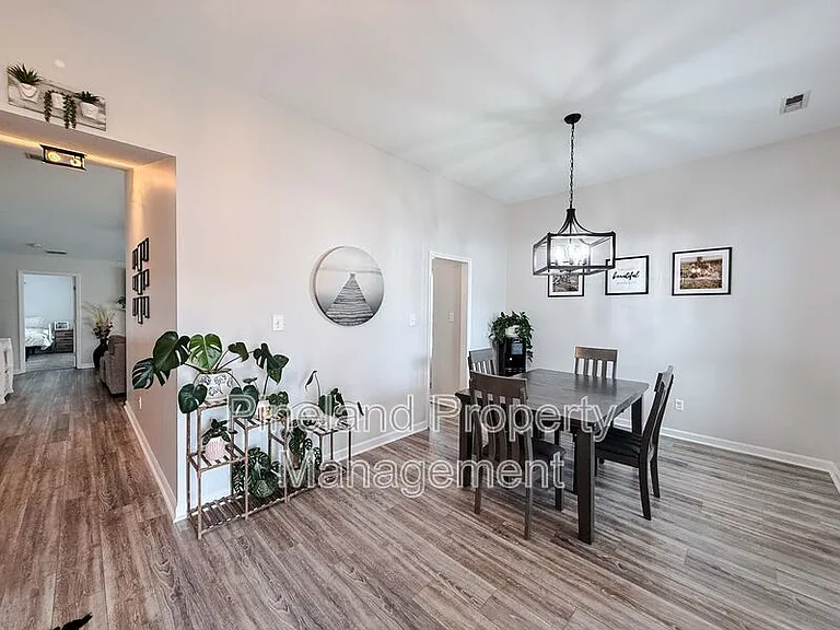 201 Old Colony Pl — Photo 3