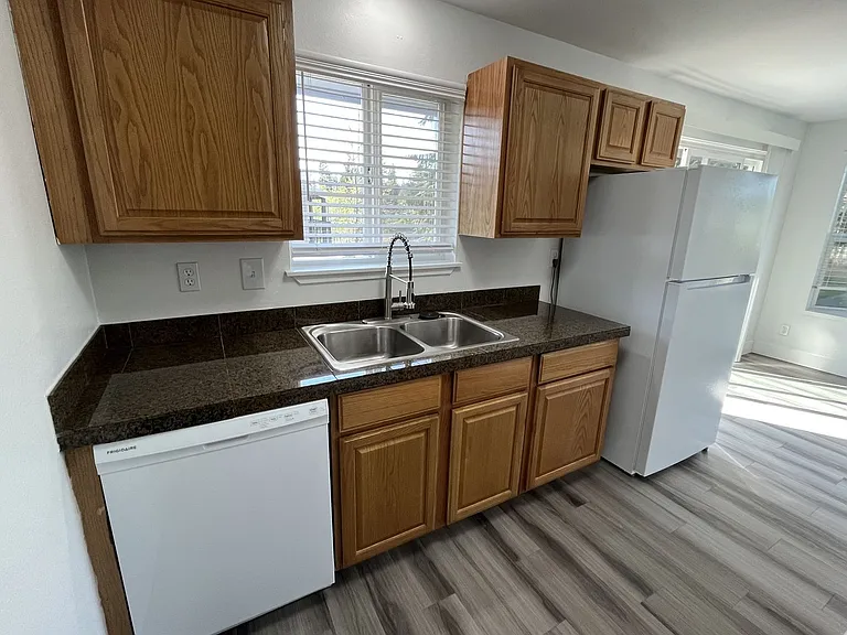 Lakeside Apartments — Photo 10