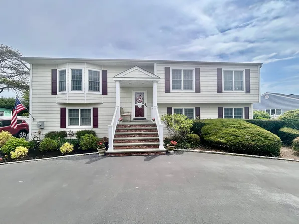 36 Shore Drive W, Copiague, NY 11726