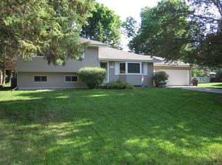 10910 Oak Knoll Ter S, Minnetonka, MN 55305