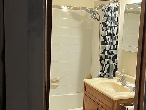 4th image of 3726 Parkwood Dr