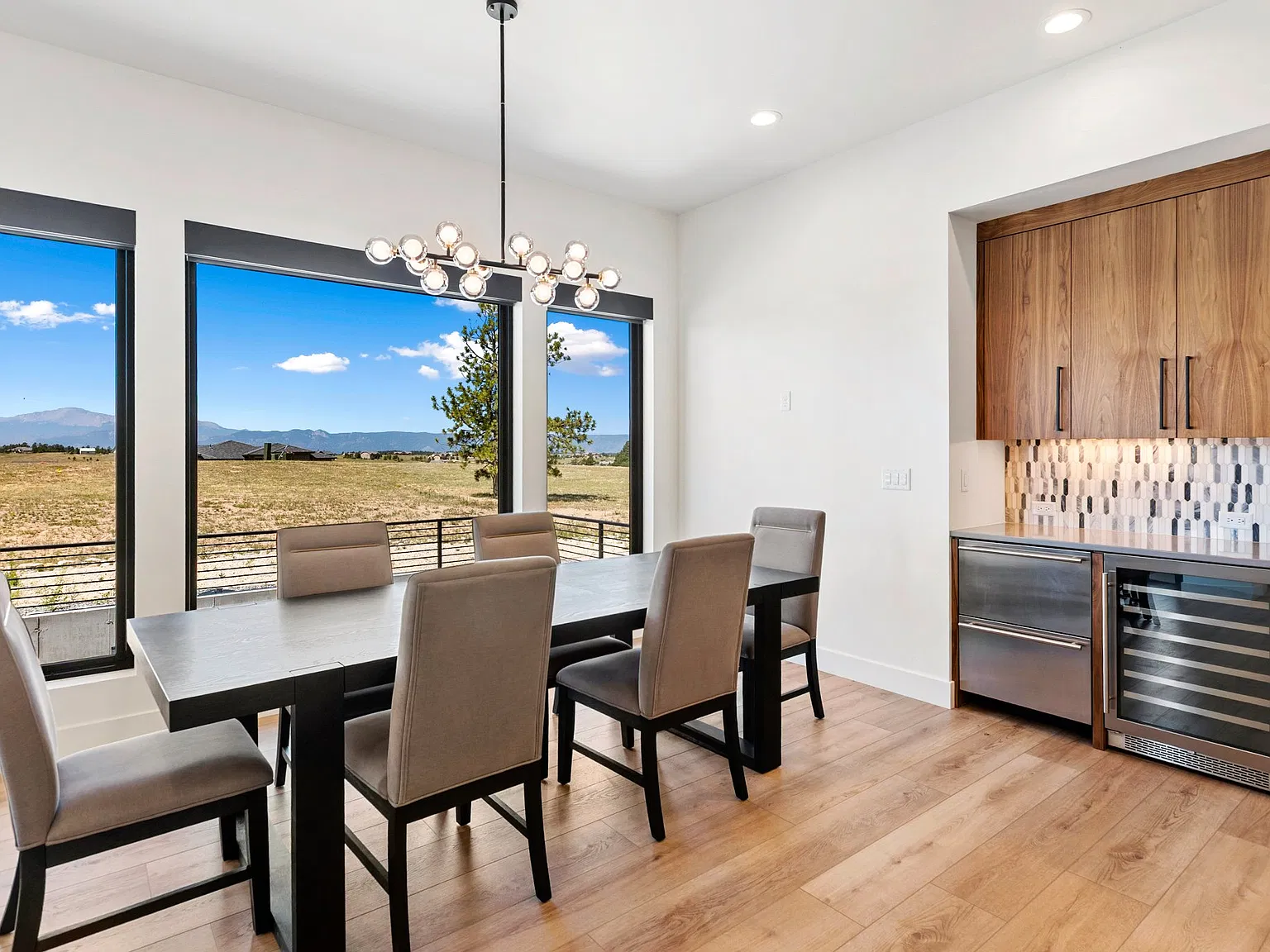 5 bed, 5512 sqft, $4,700 — Photo 4