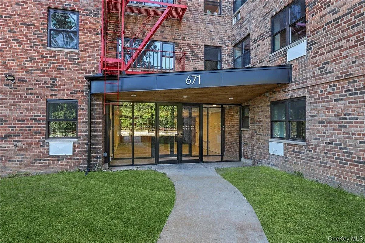 2 bed, 1.5 bath, 993 sqft, $2,895 — Photo 2